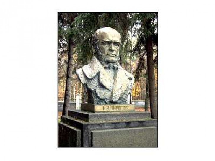 Памятник Пирогову в музее