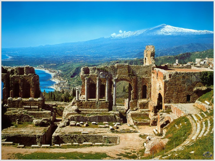 Руины древнегреческого храма