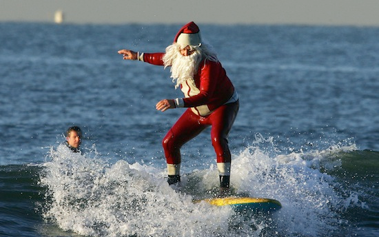 Санта-Клаус на доске для серфинга