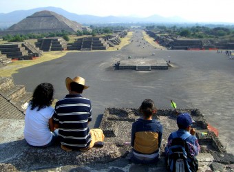 Семья у Пирамиды. Семейный туризм