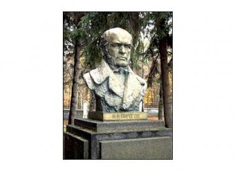 Памятник Пирогову в музее